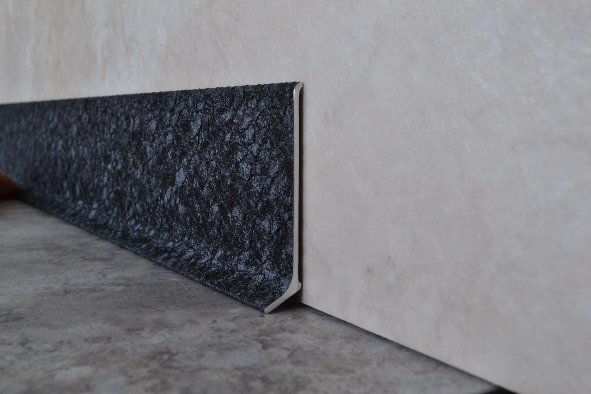 Плинтус алюминиевый L-образный текстура кожи черная (2500*11*60 мм) — купить в Березовском