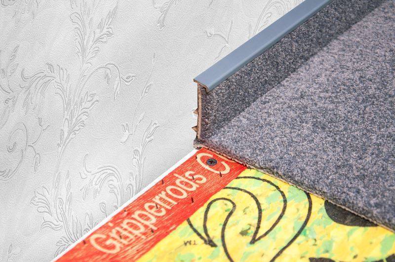 Плинтус для ковролина "Korner" Listwa графит (2500*13,8*50 мм) — купить в Березовском