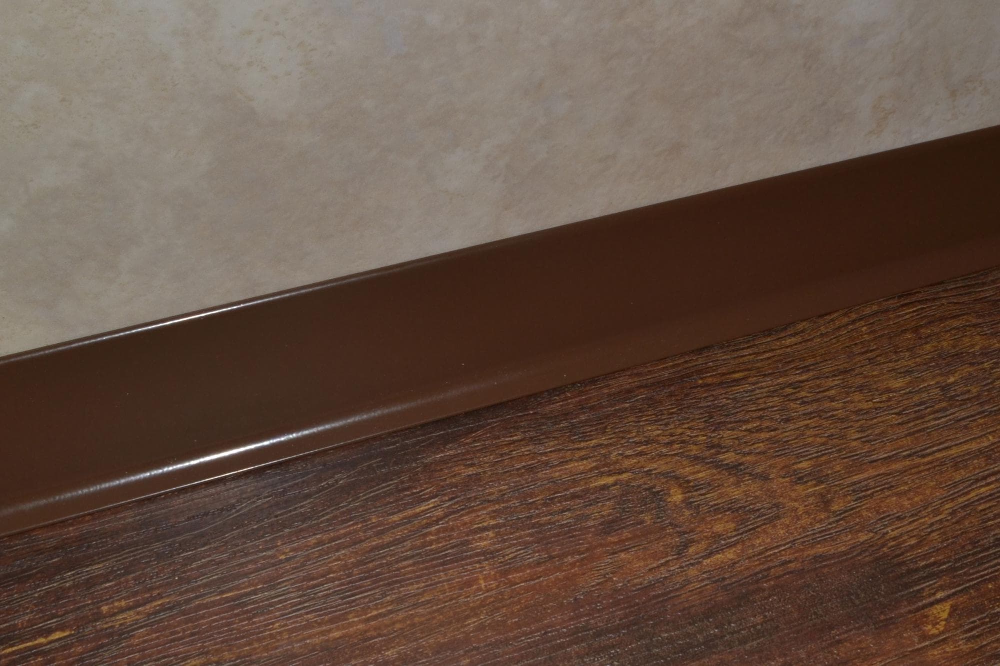 Плинтус алюминиевый L-образный шоколад (2500*11*60 мм) — купить в Березовском